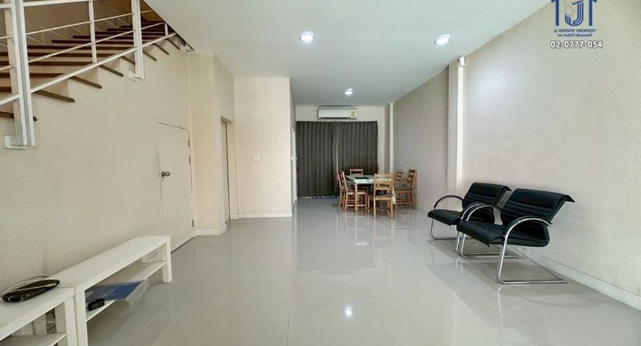 Casa en venta de 3 habitaciones en Lat Phrao, Bangkok
