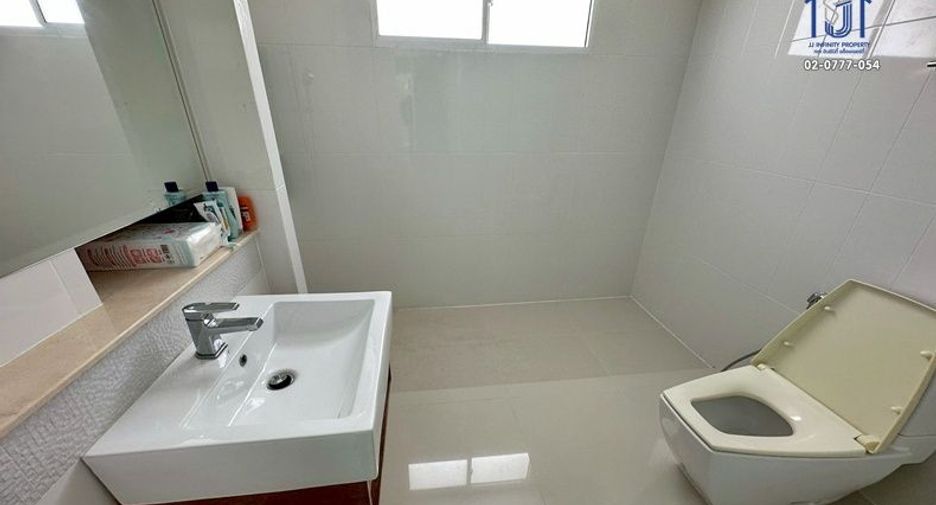 Casa en venta de 3 habitaciones en Lat Phrao, Bangkok