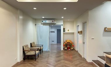 Casa adosada en venta de 3 habitaciones en Bang Phli, Samut Prakan
