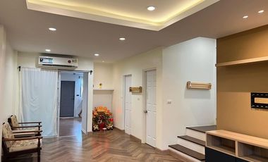 Casa adosada en venta de 3 habitaciones en Bang Phli, Samut Prakan