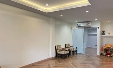 Casa adosada en venta de 3 habitaciones en Bang Phli, Samut Prakan