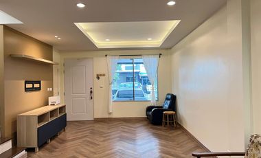 Casa adosada en venta de 3 habitaciones en Bang Phli, Samut Prakan