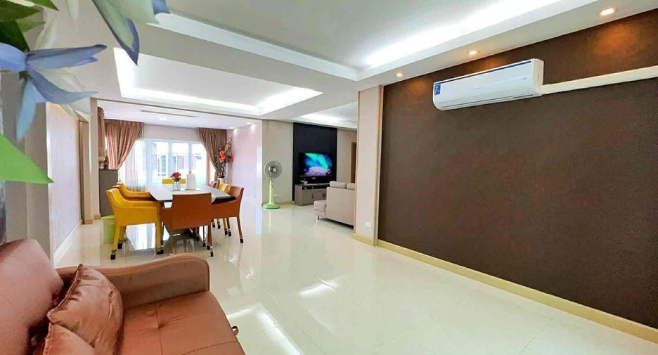 Casa en alquiler de 3 habitaciones en Bang Lamung, Chonburi