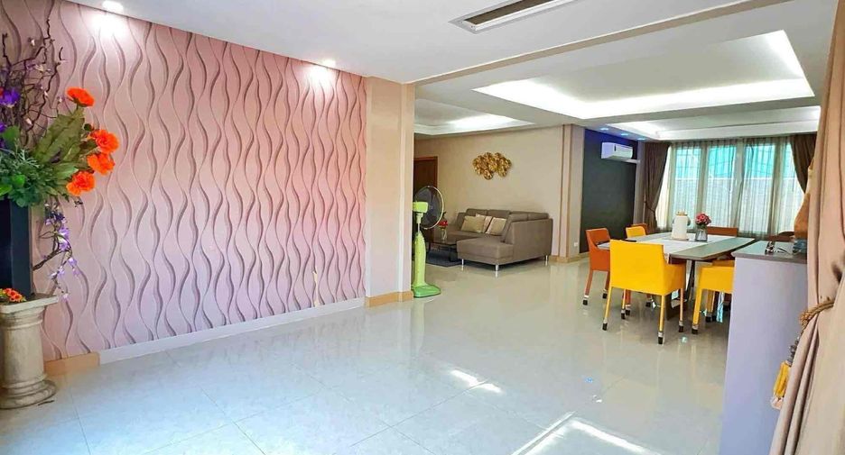 Casa en alquiler de 3 habitaciones en Bang Lamung, Chonburi