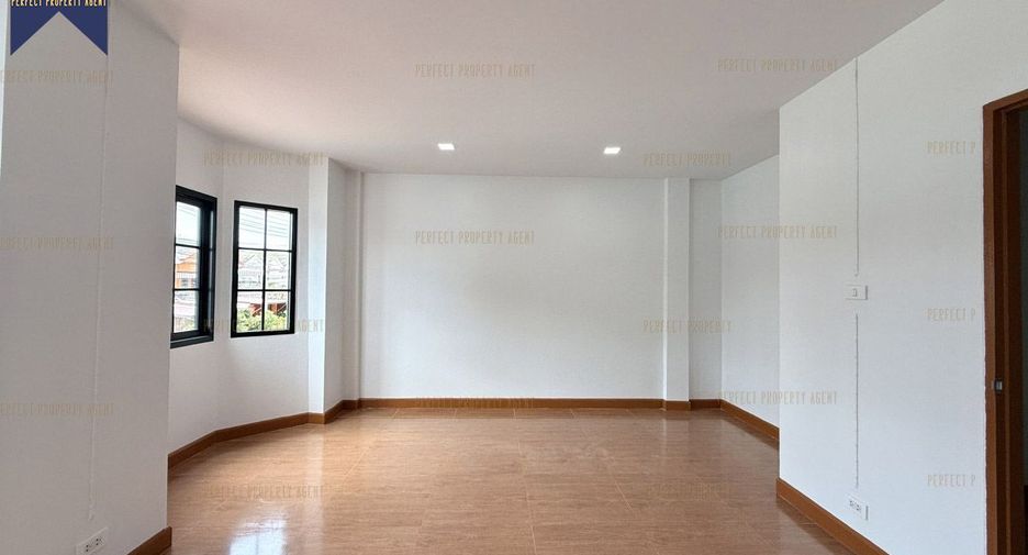 Reihenhaus zum Kauf mit 3 Zimmer in Nong Chok, Bangkok