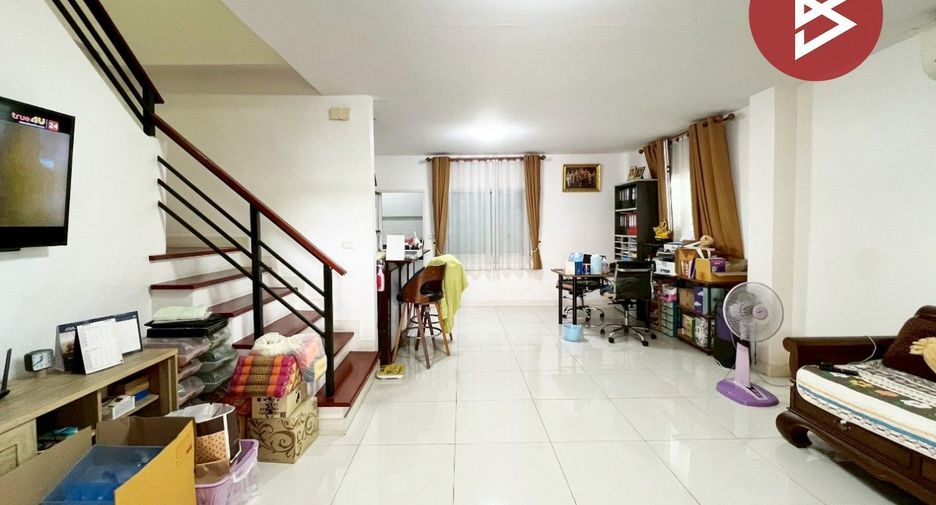 À vendre 3 chambres maison de ville à Phan Thong, Chonburi