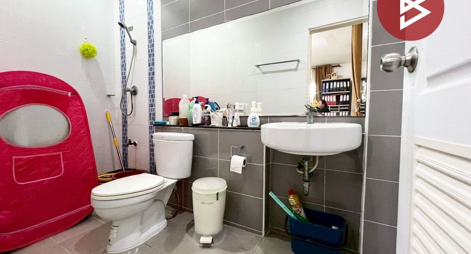 À vendre 3 chambres maison de ville à Phan Thong, Chonburi