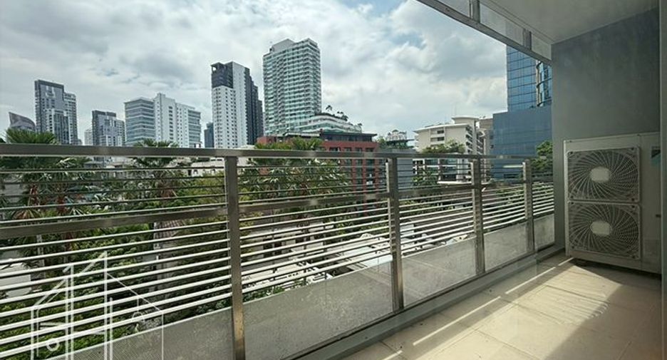 Condo en alquiler y en venta de 3 habitaciones en Watthana, Bangkok