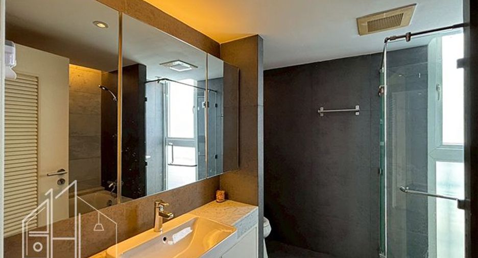 Condo en alquiler y en venta de 3 habitaciones en Watthana, Bangkok