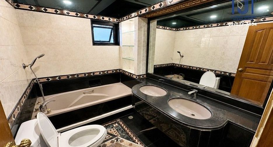 Casa en venta de 7 habitaciones en Pak Kret, Nonthaburi