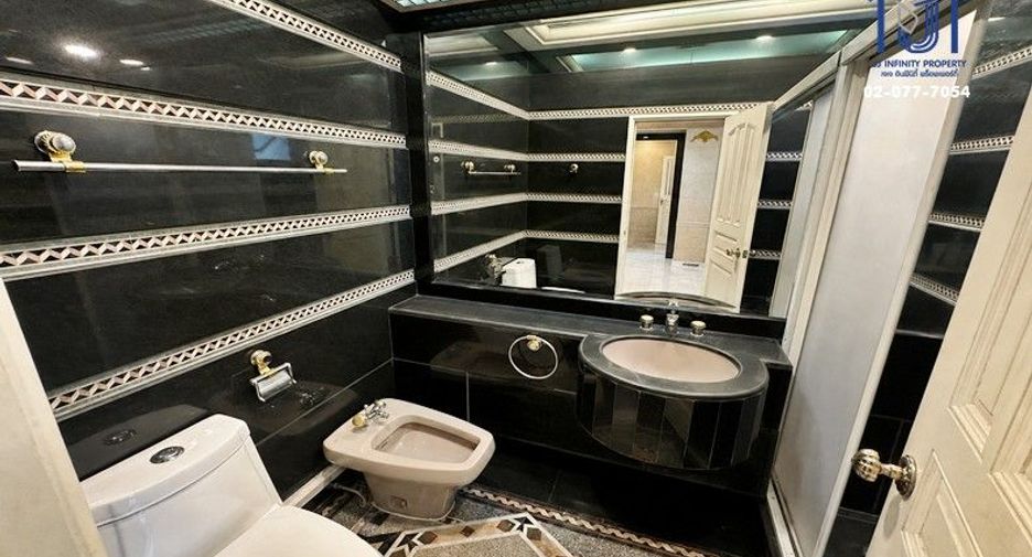 Casa en venta de 7 habitaciones en Pak Kret, Nonthaburi
