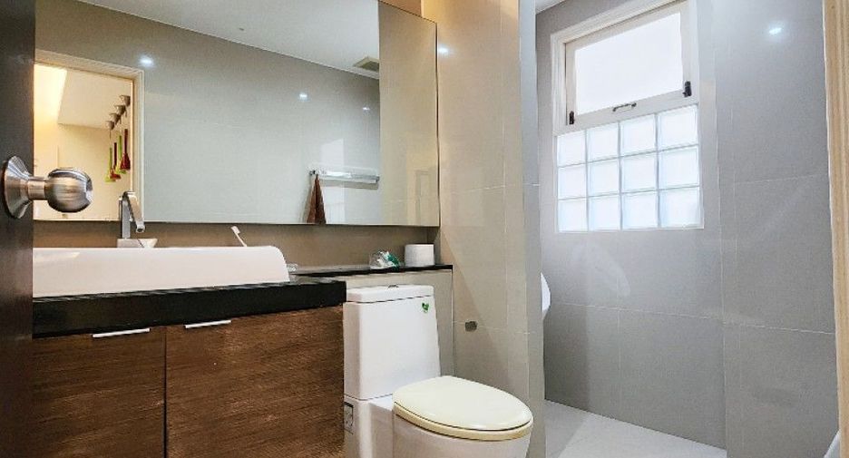 For sale 3 bedrooms house in Taling Chan, Bangkok