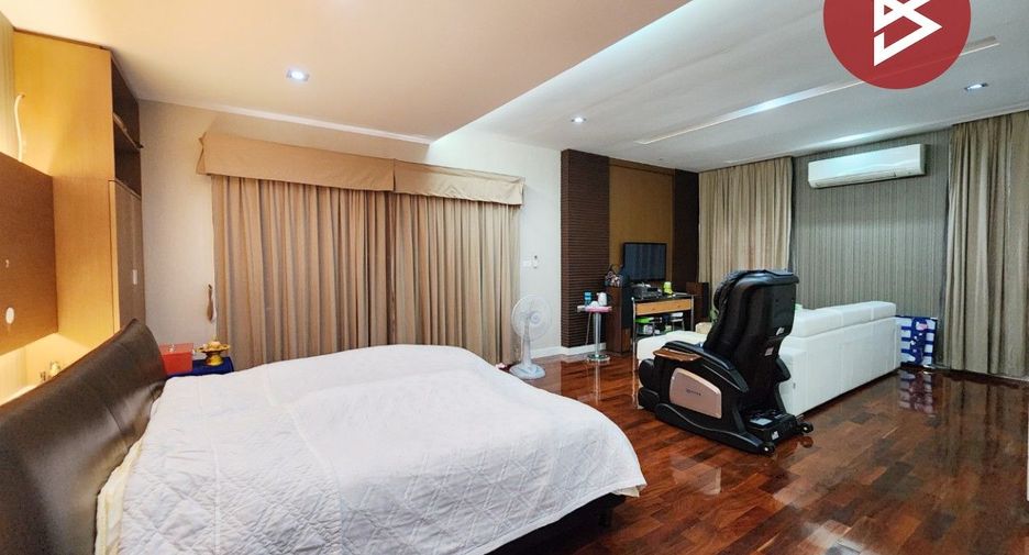 For sale 3 bedrooms house in Taling Chan, Bangkok