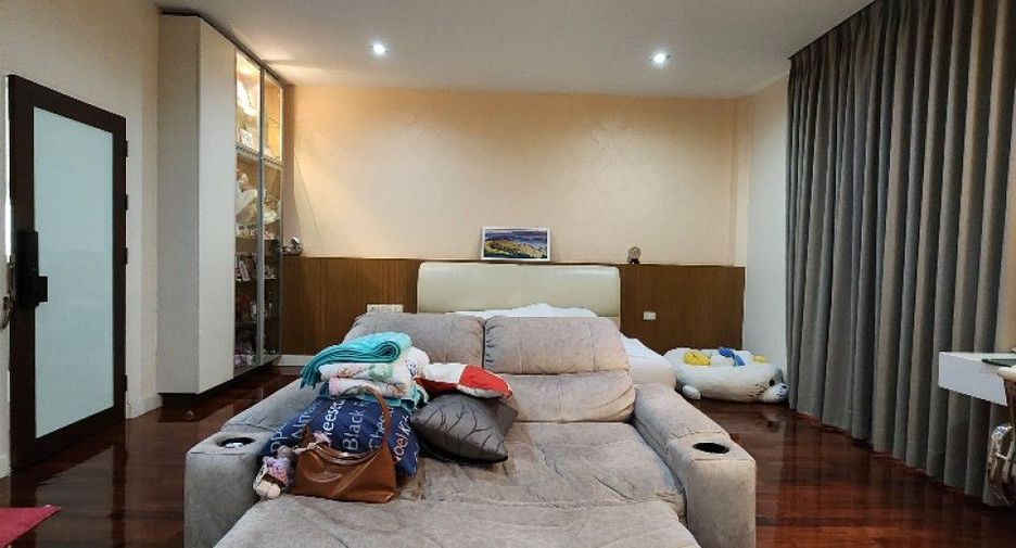 For sale 3 bedrooms house in Taling Chan, Bangkok