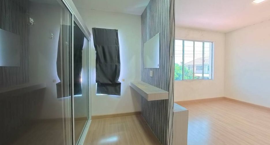 For sale 3 bedrooms townhouse in Mueang Samut Prakan, Samut Prakan