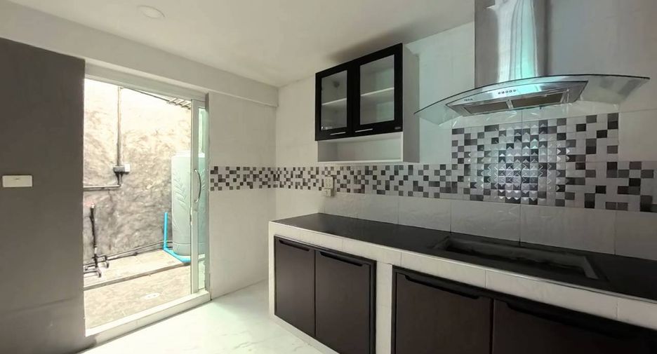 For sale 3 bedrooms townhouse in Mueang Samut Prakan, Samut Prakan