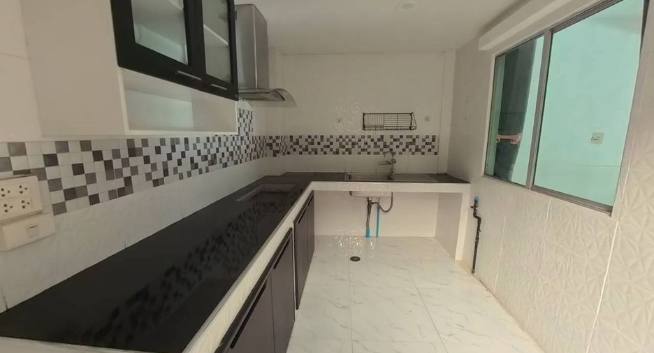 For sale 3 bedrooms townhouse in Mueang Samut Prakan, Samut Prakan