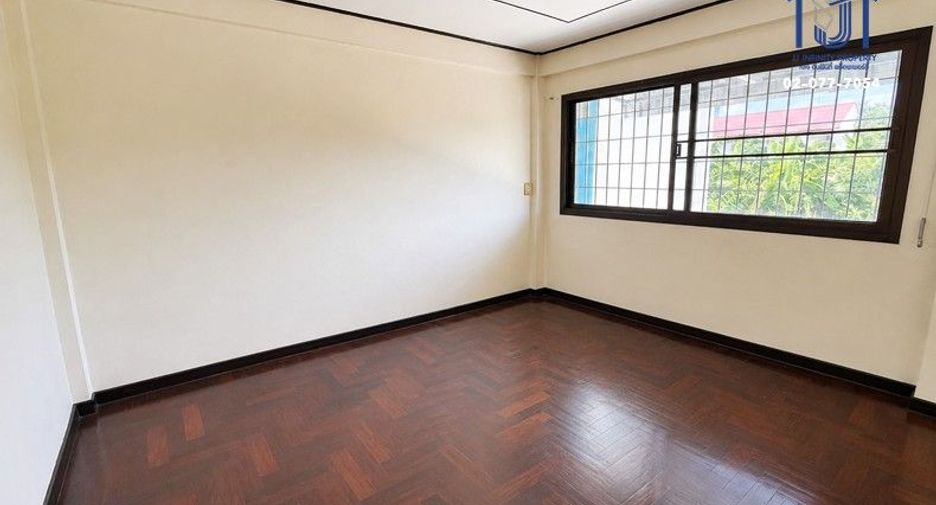 Casa adosada en venta de 4 habitaciones en Khlong San, Bangkok
