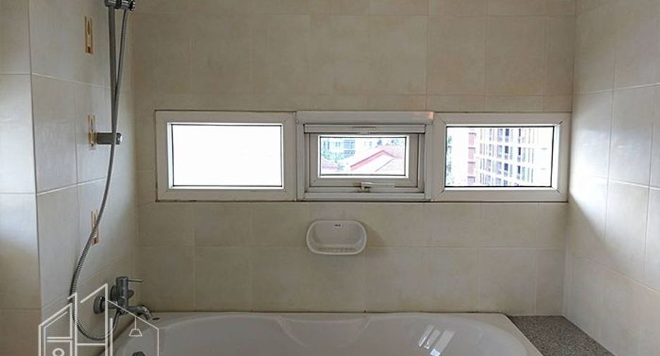 Condo en alquiler de 3 habitaciones en Watthana, Bangkok