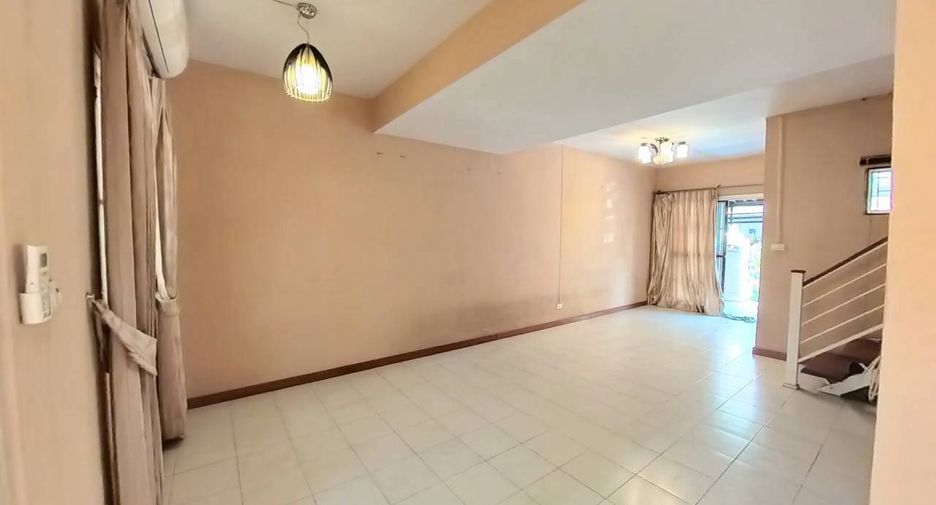 Casa adosada en venta de 3 habitaciones en Mueang Samut Prakan, Samut Prakan