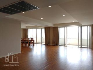 For rent 4 bedrooms condo in Watthana, Bangkok