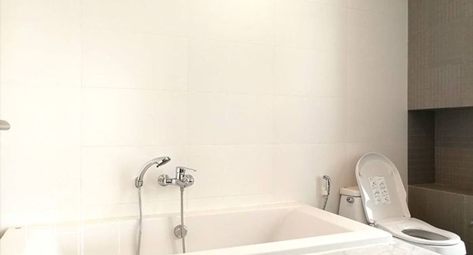 Condo en alquiler de 3 habitaciones en Watthana, Bangkok