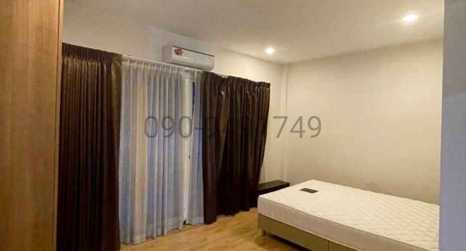 For rent 4 bedrooms townhouse in Wang Thonglang, Bangkok