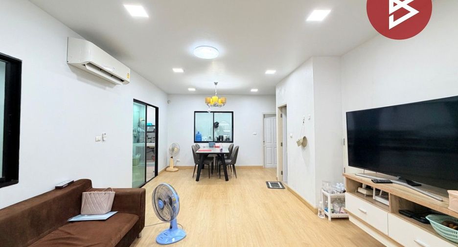 À vendre 2 chambres maison de ville à Bang Sao Thong, Samut Prakan