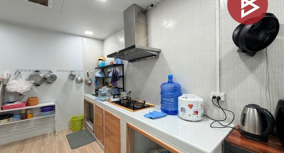À vendre 2 chambres maison de ville à Bang Sao Thong, Samut Prakan