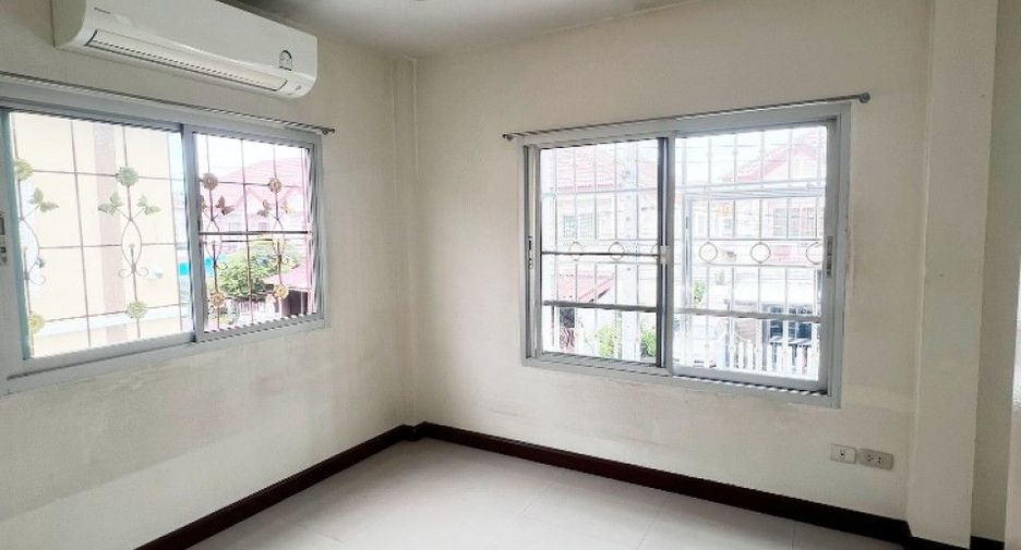 For sale 3 bedrooms townhouse in Bang Khun Thian, Bangkok
