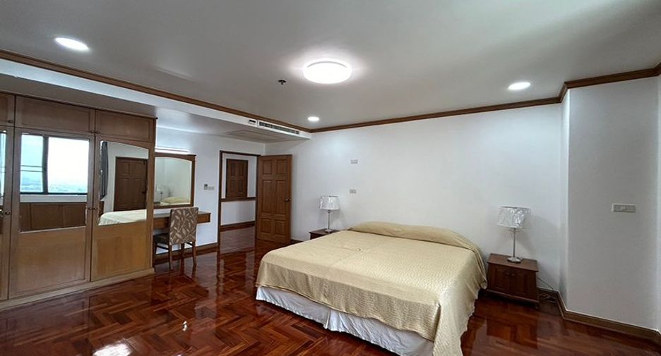 For rent 3 bedrooms condo in Khlong Toei, Bangkok