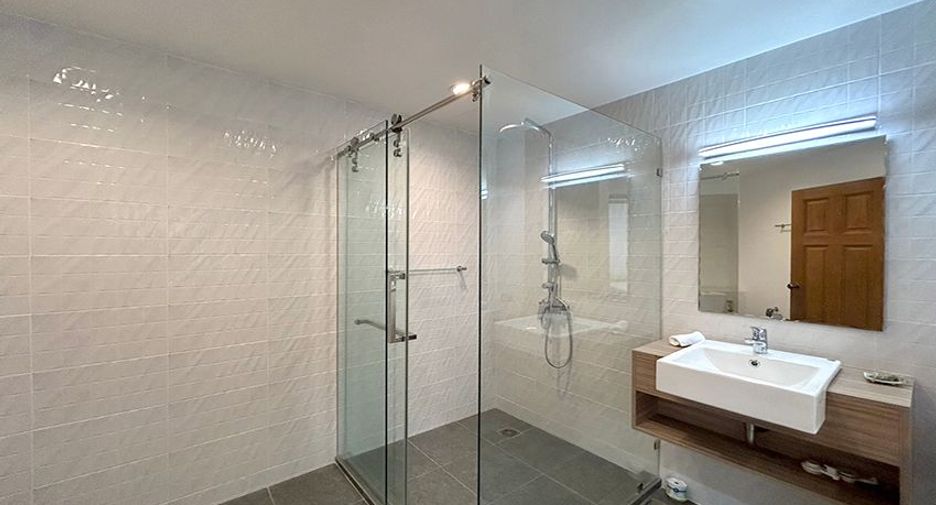 For rent 3 bedrooms condo in Khlong Toei, Bangkok