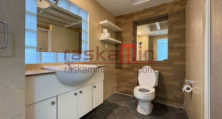 For rent 2 bedrooms condo in North Pattaya, Pattaya