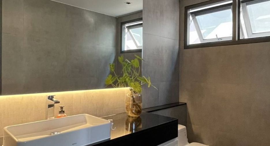 Casa en venta de 4 habitaciones en Huai Khwang, Bangkok