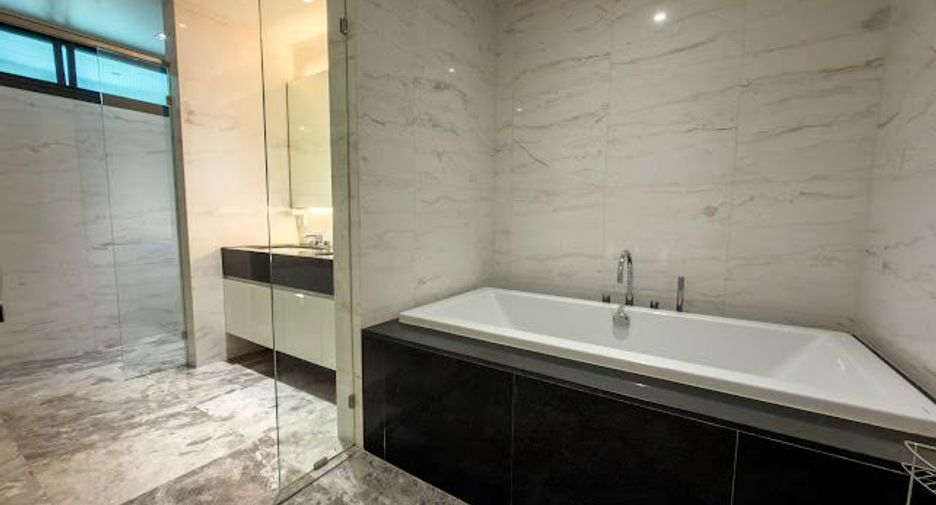 For sale 4 bedrooms house in Huai Khwang, Bangkok