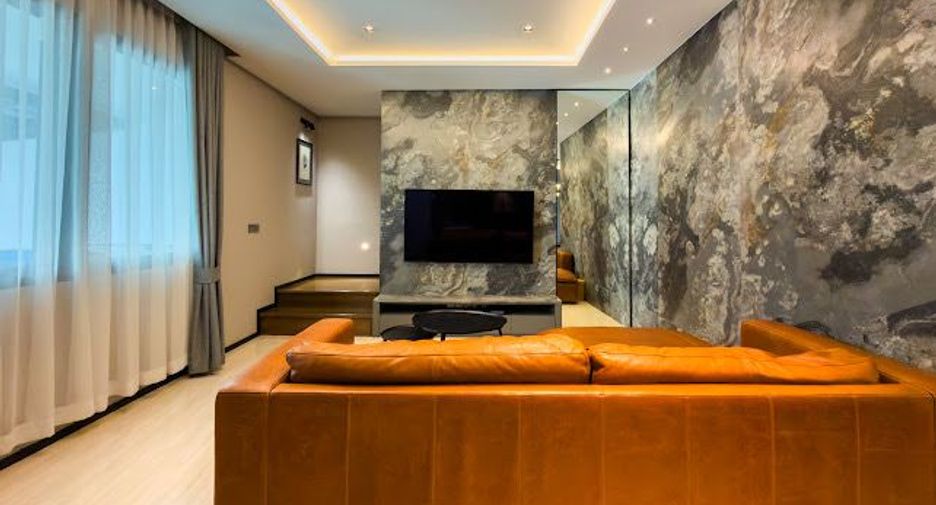 For sale 4 bedrooms house in Huai Khwang, Bangkok