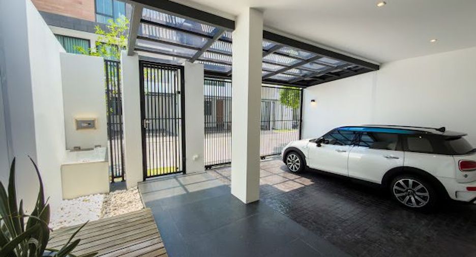 For sale 4 bedrooms house in Huai Khwang, Bangkok