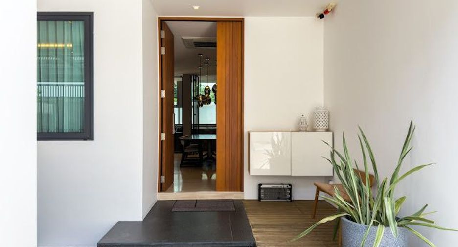 For sale 4 bedrooms house in Huai Khwang, Bangkok