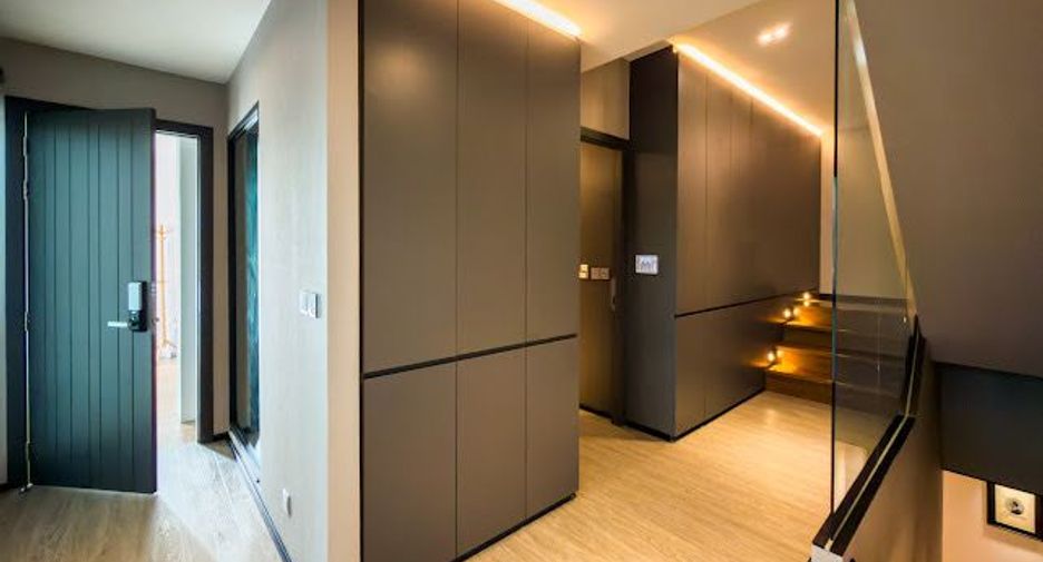 For sale 4 bedrooms house in Huai Khwang, Bangkok