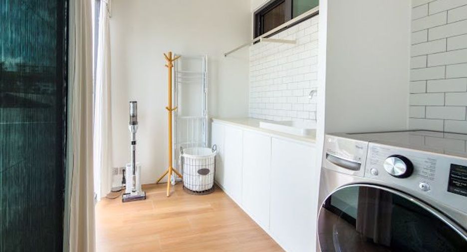 For sale 4 bedrooms house in Huai Khwang, Bangkok