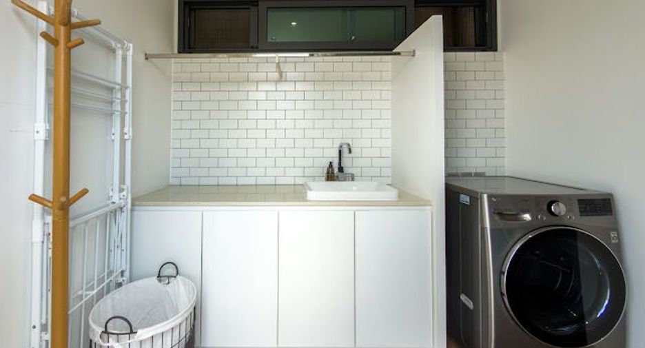 For sale 4 bedrooms house in Huai Khwang, Bangkok