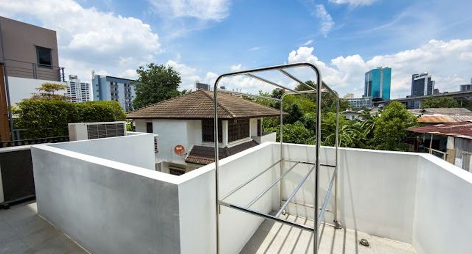 For sale 4 bedrooms house in Huai Khwang, Bangkok