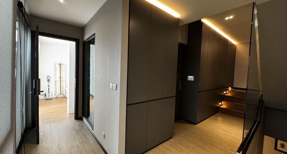 For sale 4 bedrooms house in Huai Khwang, Bangkok