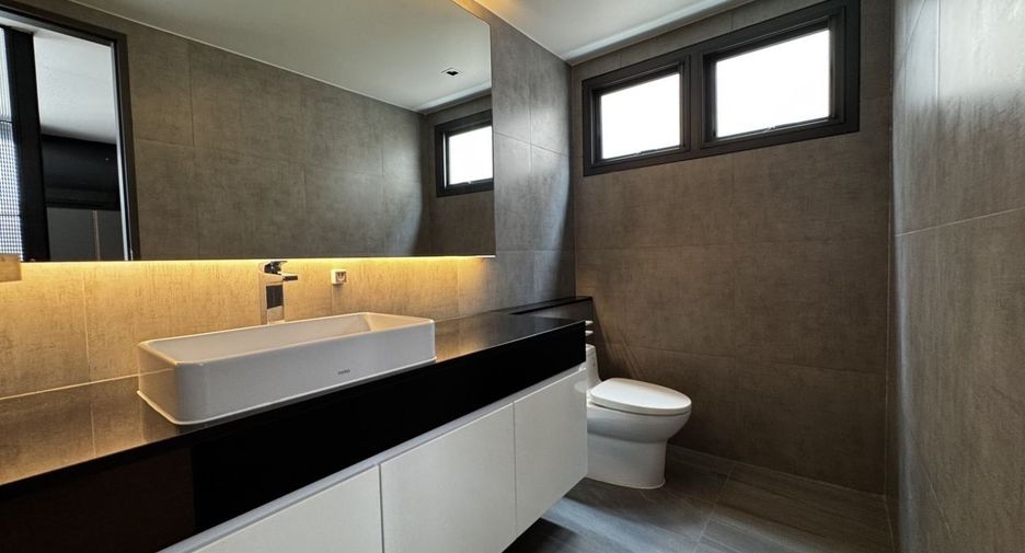 For sale 4 bedrooms house in Huai Khwang, Bangkok