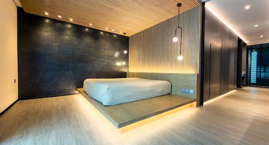 For sale 4 bedrooms house in Huai Khwang, Bangkok