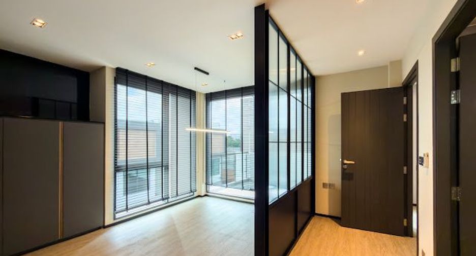 For sale 4 bedrooms house in Huai Khwang, Bangkok
