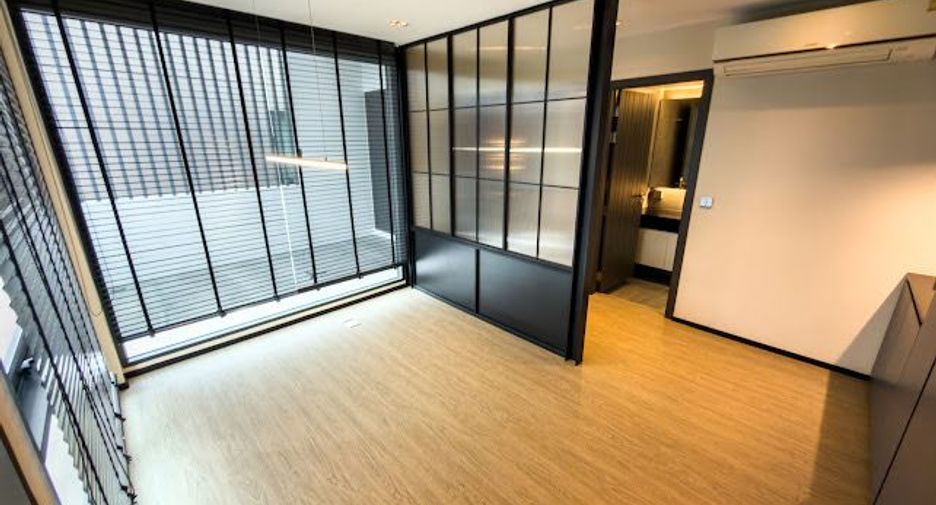 For sale 4 bedrooms house in Huai Khwang, Bangkok