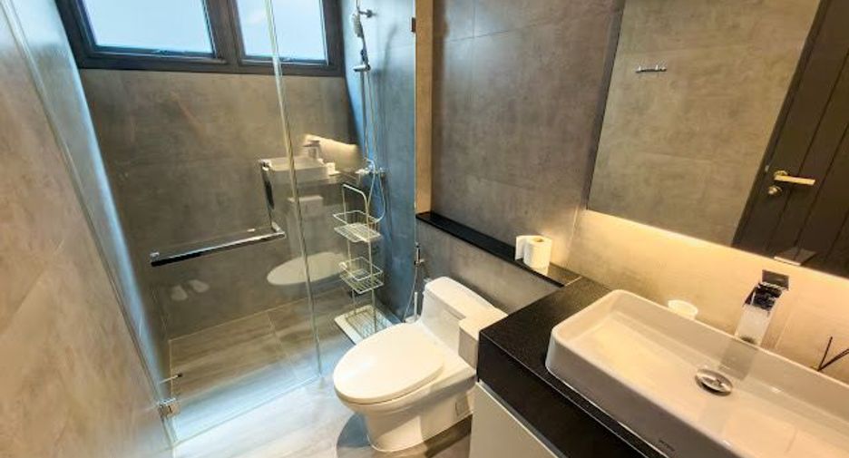For sale 4 bedrooms house in Huai Khwang, Bangkok