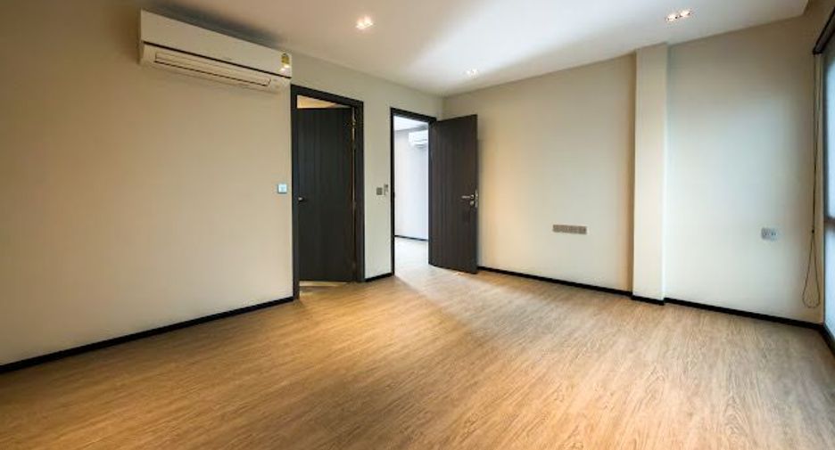 For sale 4 bedrooms house in Huai Khwang, Bangkok