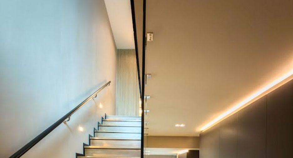 For sale 4 bedrooms house in Huai Khwang, Bangkok